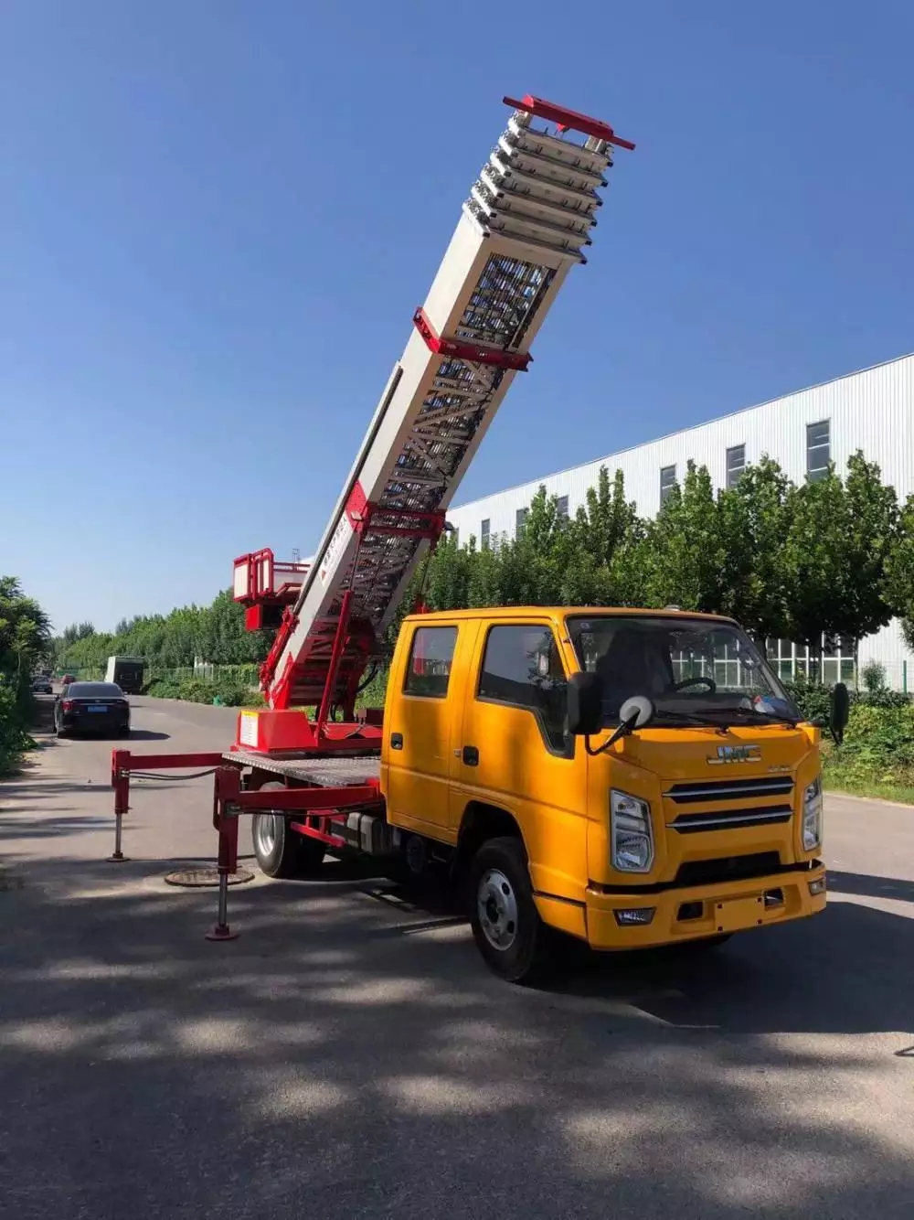 铜仁附近的云梯车出租服务：轻松解决高空作业需求