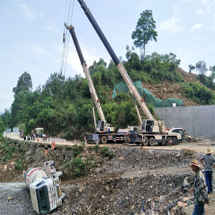 铜仁汽车掉沟里叫吊车救援要多少钱